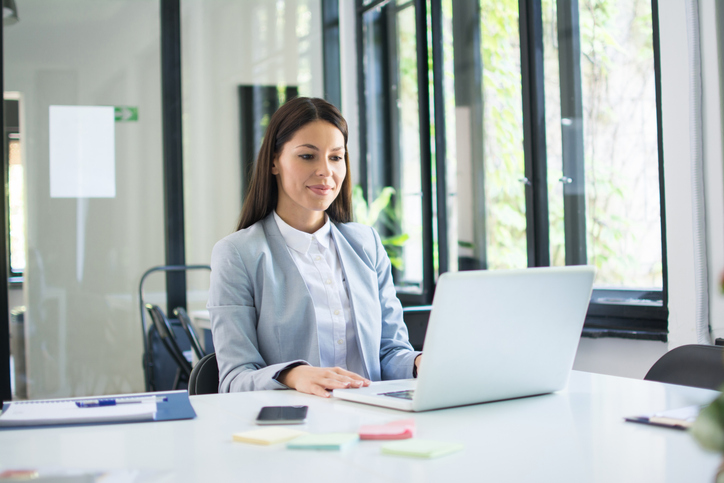 A woman looking up the differences between testamentary and living trusts.